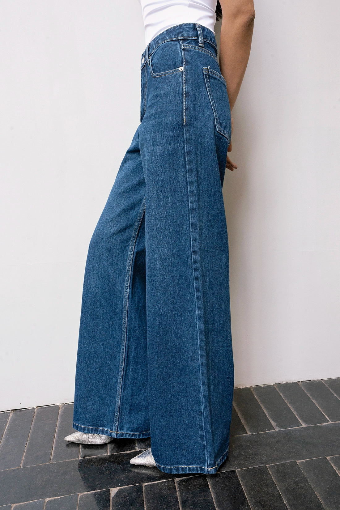 B020 Straight Leg Jeans