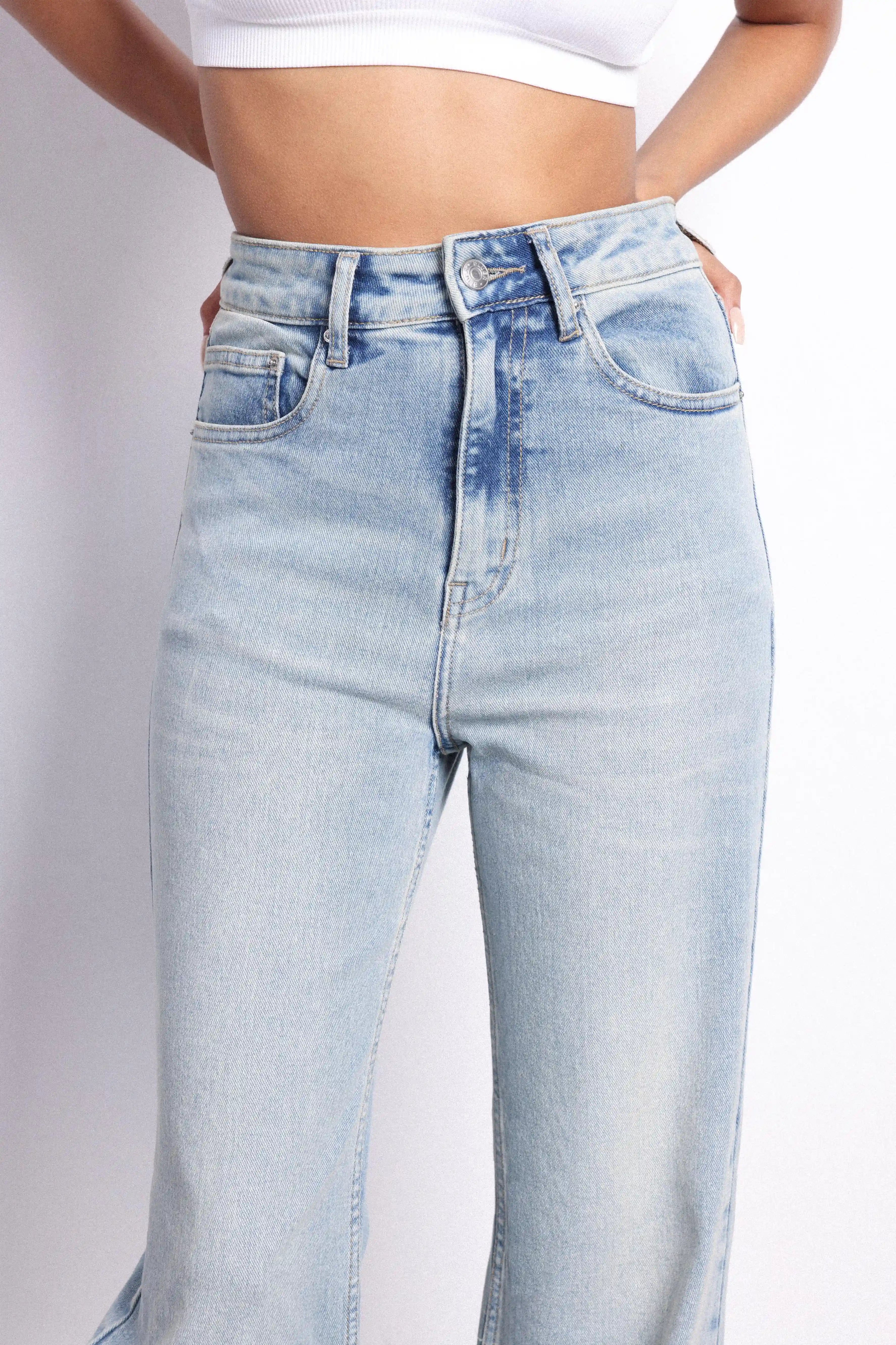 B02 Straight Leg Jeans